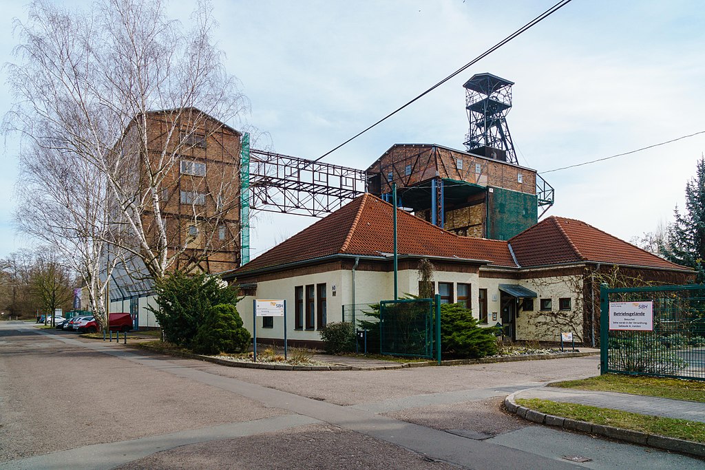 Lößnig von oben  Leipzig-Lößnig mit Stauteich und Rundling